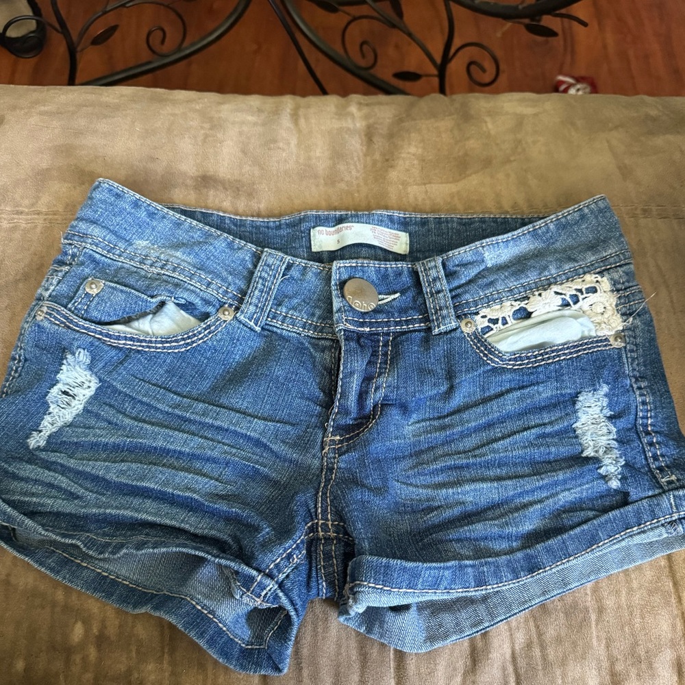 Low rise shorts. Size 5. Details on pockets.